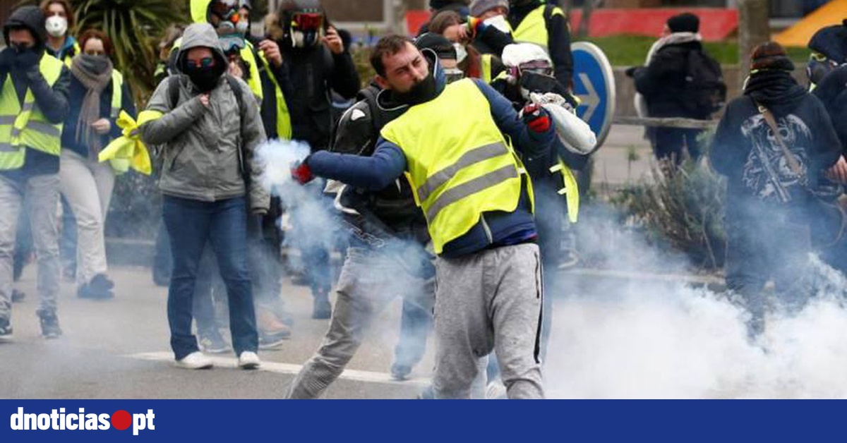 Tens O E Chamas Na Manifesta O Dos Coletes Amarelos Em Paris