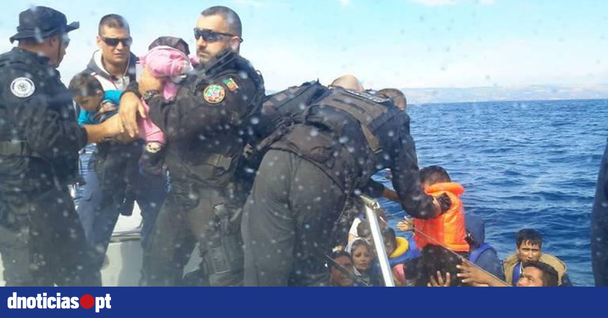 Pol Cia Mar Tima Auxiliou Migrantes Na Ilha Grega De Lesbos