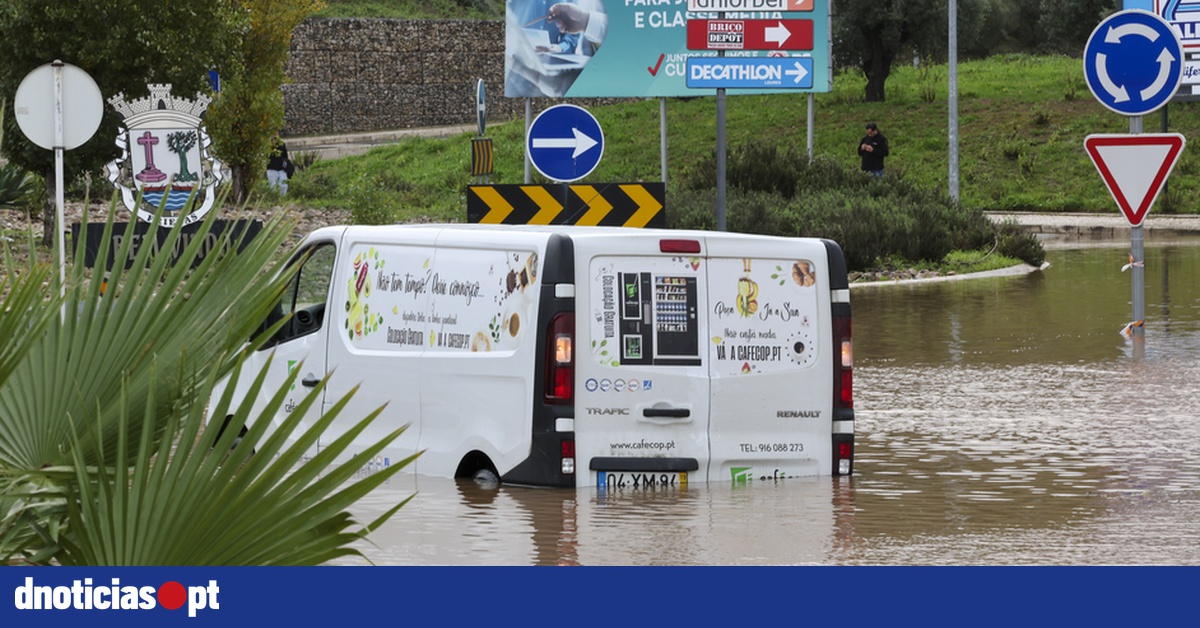 Chuva forte corta estradas fecha escolas e faz vários desalojados