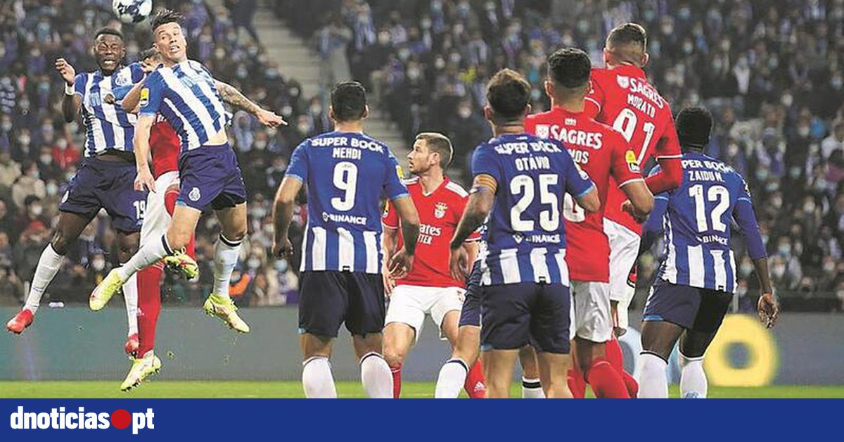 Quatro jogadores do FC Porto suspensos um jogo por cânticos contra