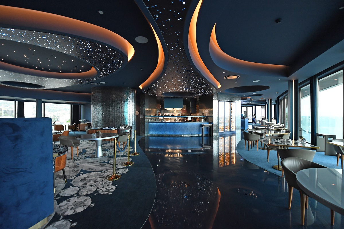 Galáxia Skyfood, no Savoy Palace, recebeu jantar a quatro pratos.