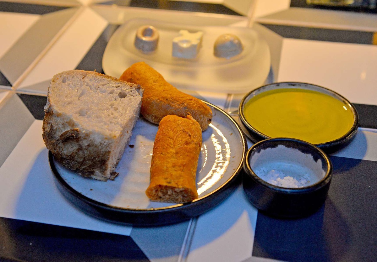 Apesar da experiência dispensar,&nbsp;a seleção de pão artesanal, manteigas e azeite não falta à mesa.