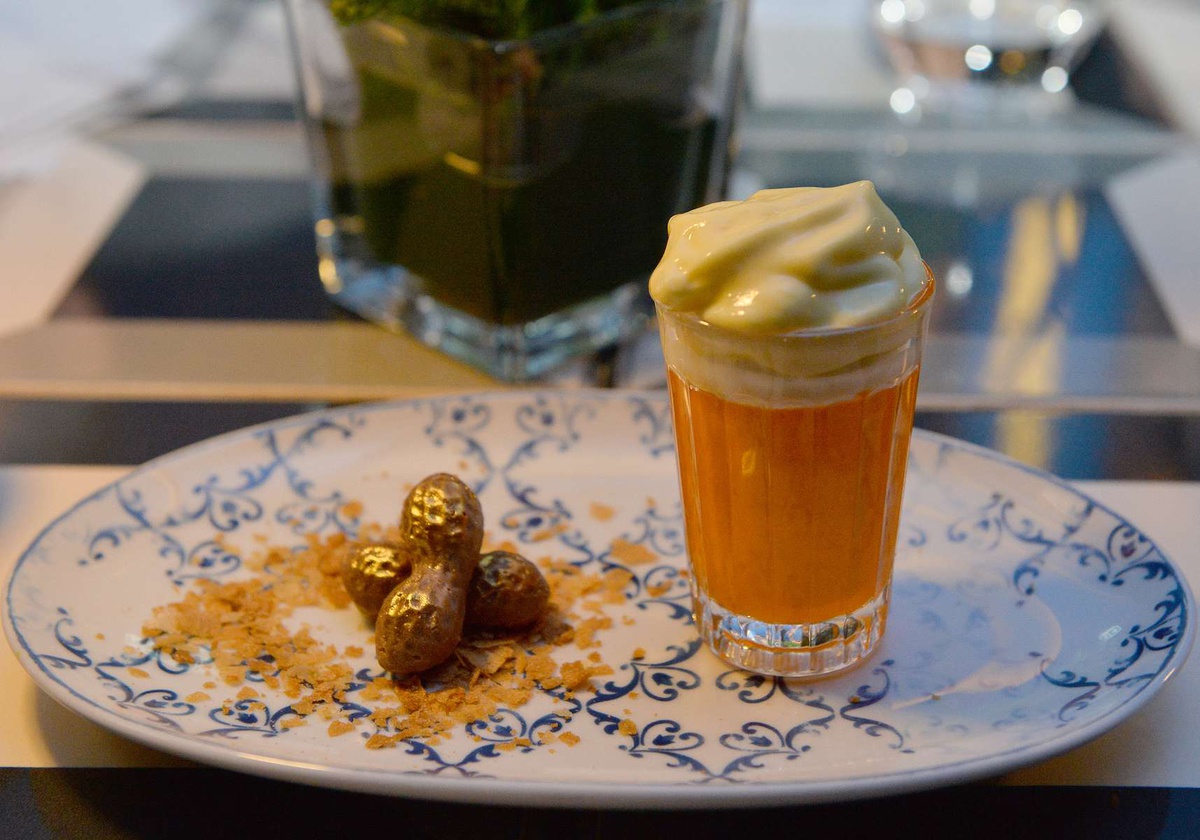 Poncha com maracujá, mel e amendoim.