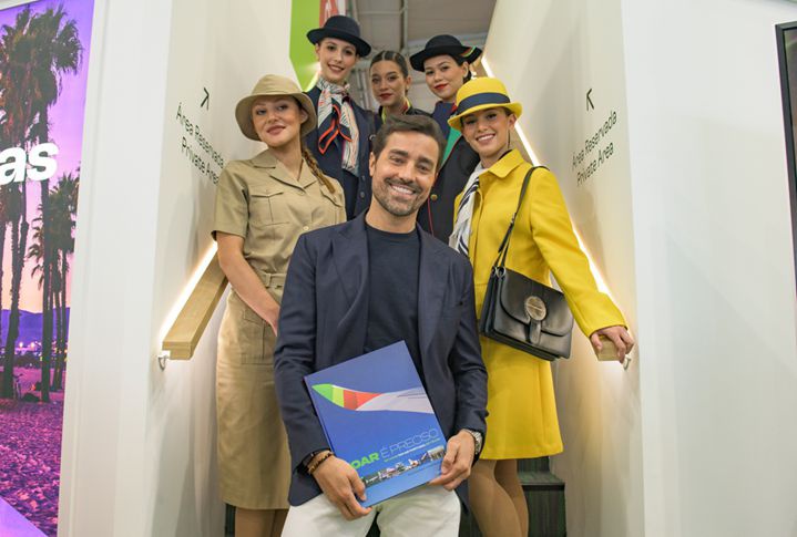 O actor Ricardo Pereira
e modelos envergando fardas históricas da TAP.