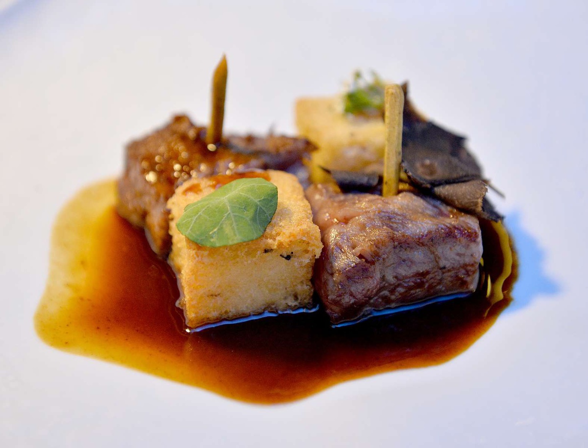 Waygu com milho frito e trufa, manteiga de alho fermentado e louro