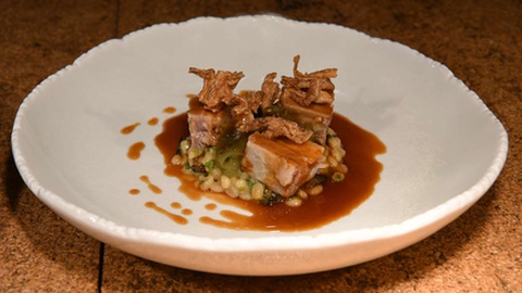 A proteína mais icónica da cozinha madeirense é acompanhada de cevada e algas.