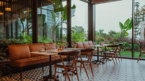 Com assinatura do atelier RH+ Arquitectos, mistura estética industrial, que incorpora linhas estilísticas “vintage”, com o "conforto de um pavilhão de inverno".