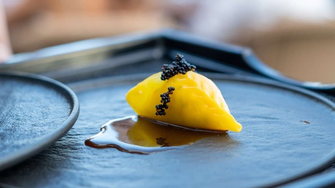 Dumpling de caranguejo com tobiko preto tem a assinatura António Bóia e abriu o repasto.