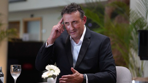 Realizador e produtor Nigel Miles-Thomas é um dos actores do jantar-mistério de hoje no Royal Savoy