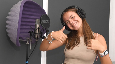 Júlia Ochôa na gravação de uma música no estúdio Krod Music&nbsp;