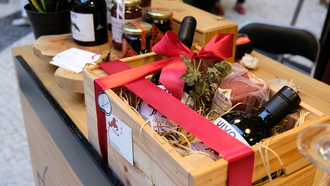 Gastronomia, artesanato, produtos biológicos, entre outros, são alguns dos stands que marcam presença na Praça Central do Forum Madeira