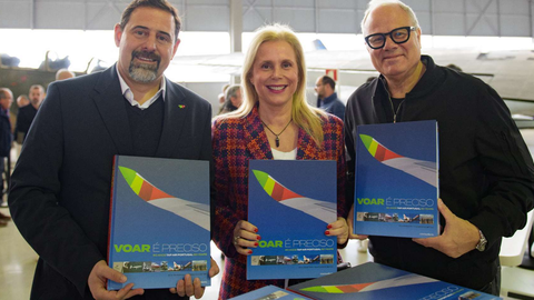 Rita Tamagnini é ladeada por Mário Chaves, Chief Operating Officer da TAP, e Gianfranco “Panda” Beting, co-autor do livro