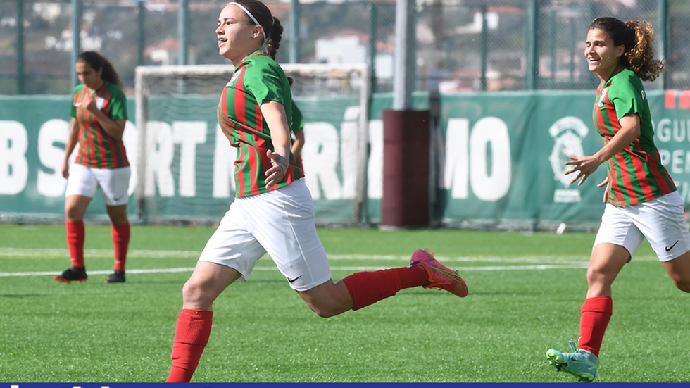 Jogadora De Futebol Feminino Mostrando Emoção Depois De Perder Um