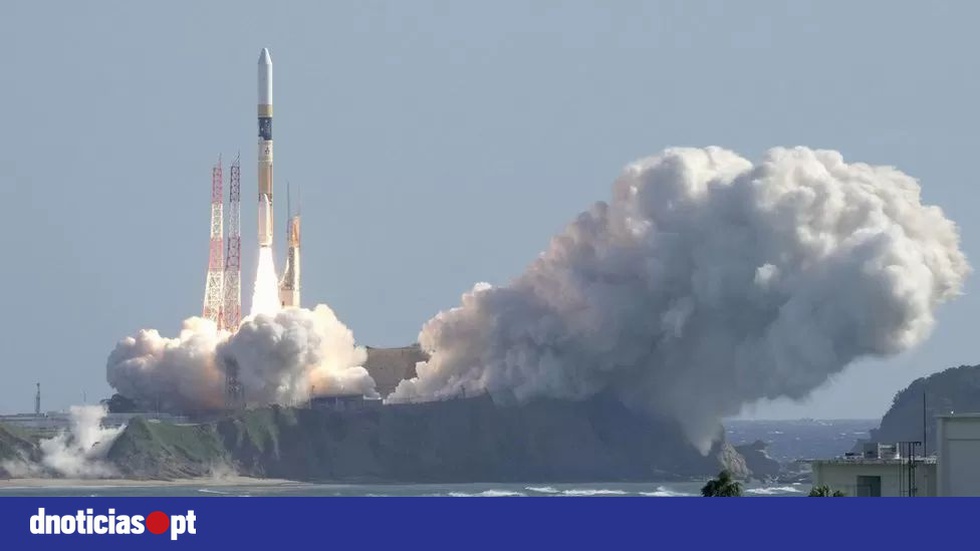 Japão lança foguete com primeira sonda para primeira alunagem do país –  Observador