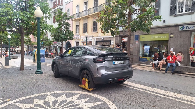 PSP grampeia rent-a-car estacionado na 'Fernão de Ornelas'
