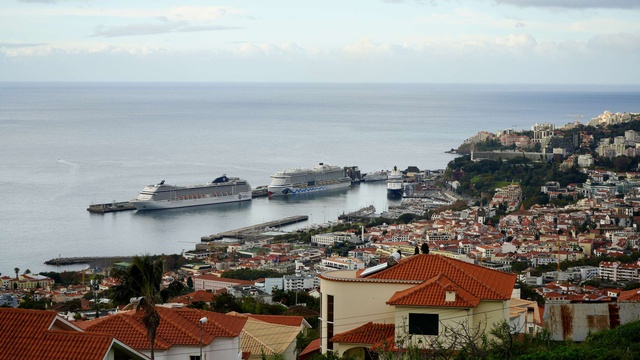 Porto do Funchal recebe três navios de cruzeiro e três mega-iates