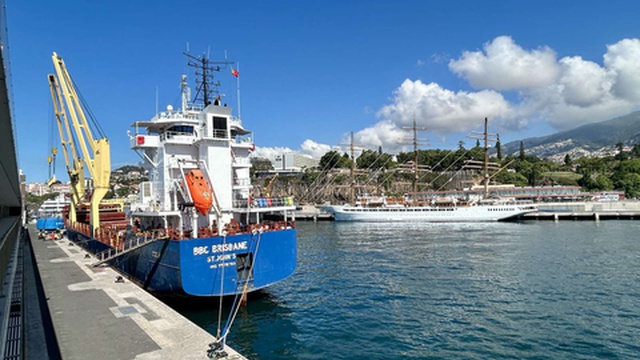 Três aerogeradores descarregados no Porto do Funchal