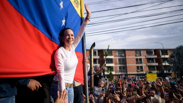 Machado plantea una 'nueva era' en Venezuela mientras EE. UU. envía buques de guerra