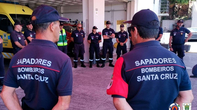 Fardas dos bombeiros de Santa Cruz doadas para Cabo Verde