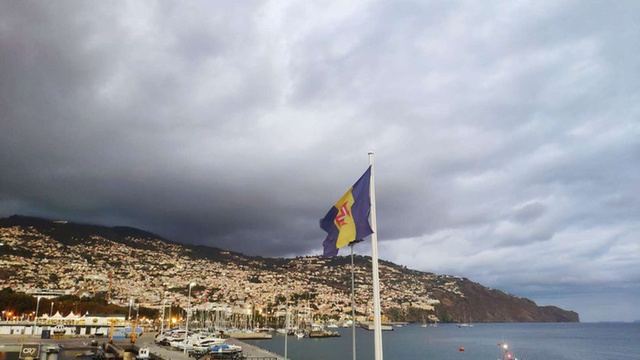 Madère très nuageux avec pluie faible