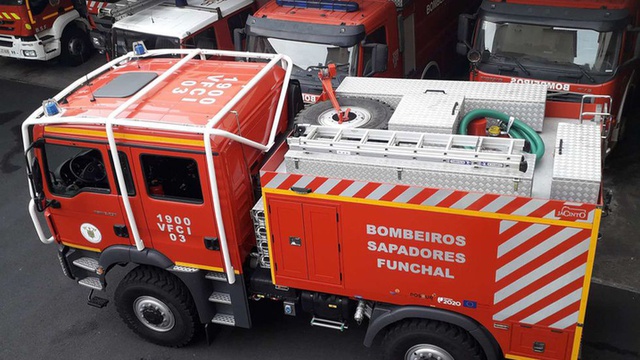 Brand trifft Anbau eines verlassenen Hauses in Santo Amaro