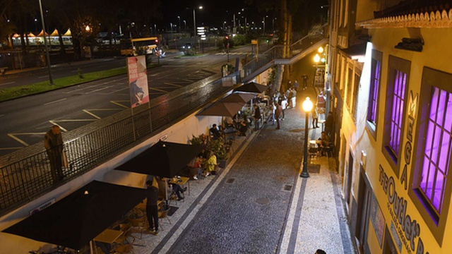 Betrunkene Frau in der Rua das Fontes betreut