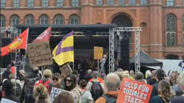 Migliaia di persone in piazza a Berlino contro gli affitti ed esigono "espropriare gli espropriatori"