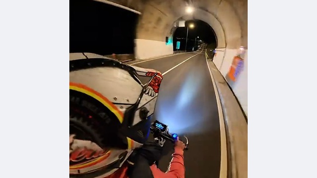 Video zeigt Elektro-Tretroller mit fast 100 km/h auf der Schnellstraße