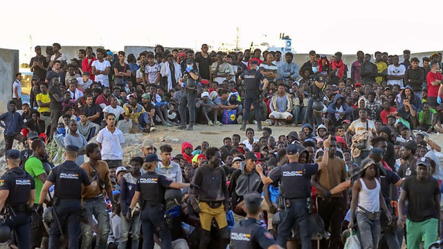 La Spagna chiede il sostegno dell'UE per lo screening dei migranti che rimangono a Ceuta