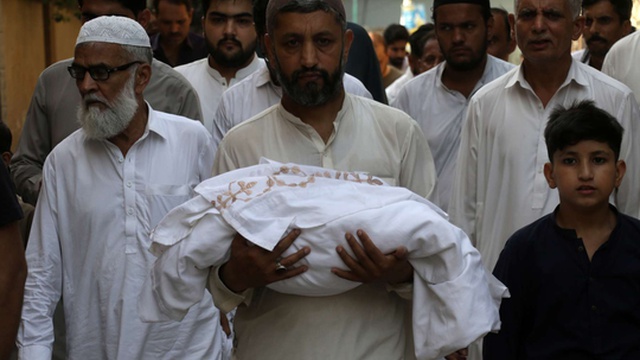 Pakistanische Regierung setzt acht Verantwortliche nach Brand aus, bei dem 14 Babys in Krankenhaus ums Leben kamen