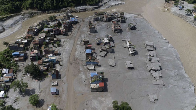 Vorläufige Bilanz der Katastrophe im Nepal steigt auf 584 Tote auf beiden Seiten der Grenze