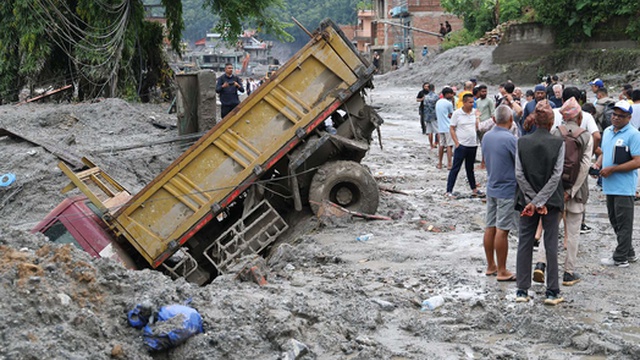 Menina de 6 anos resgatada com vida no Nepal após ter ficado 60 horas presa