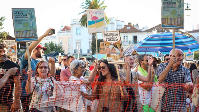 Protesta contro il tentativo di privatizzazione delle spiagge dell'Arrábida riunisce "centinaia" di persone a Setúbal