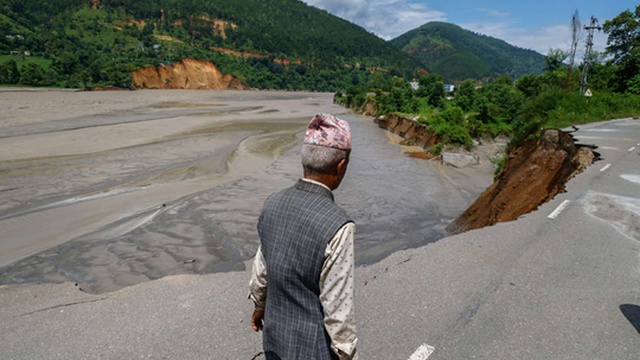 Überschwemmungen im Nepal und in China haben bereits über 1.000 Tote gefordert