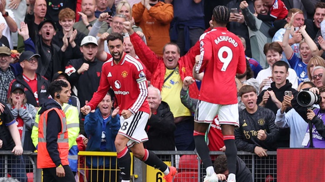 Bruno Fernandes realizza una tripletta nella prima vittoria del Manchester United
