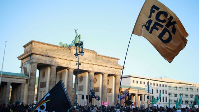 Migliaia di manifestanti a Berlino contro l'AfD dopo la storica vittoria in Sassonia-Anhalt