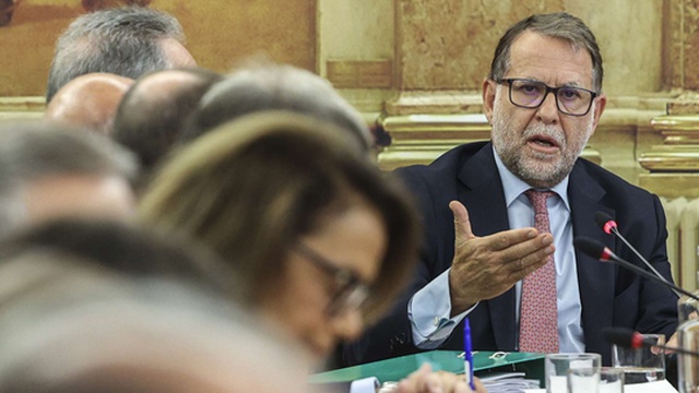 Il ministro dell'Amministrazione Interna afferma di non essere affatto colpito dalle polemiche