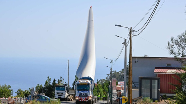 Sehen Sie einige der Momente, die den Transport der Windkraftanlagen-Schaufel nach Paul da Serra geprägt haben
