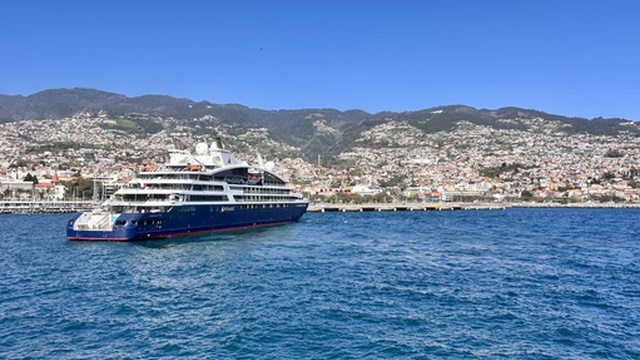 Cruzeiro de luxo faz escala no Porto do Funchal