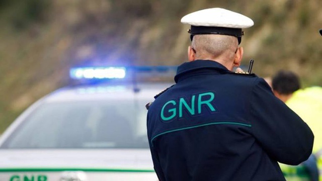 Militare della GNR investito da un conducente che non ha rispettato gli ordini ad Almada