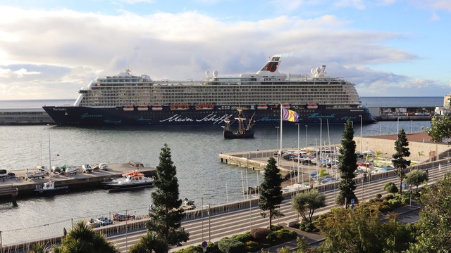 Marinha coordena resgate médico de três passageiros em navio de cruzeiro no Funchal