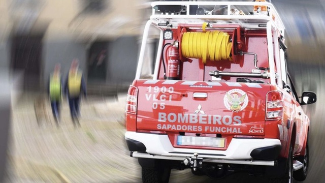 Incendio vicino a zona di macchia mobilita i Vigili del Fuoco per la Estrada do Fundoa