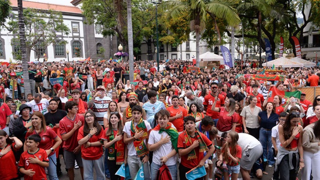 Thousands sing the Portuguese national anthem in the Fan Zone