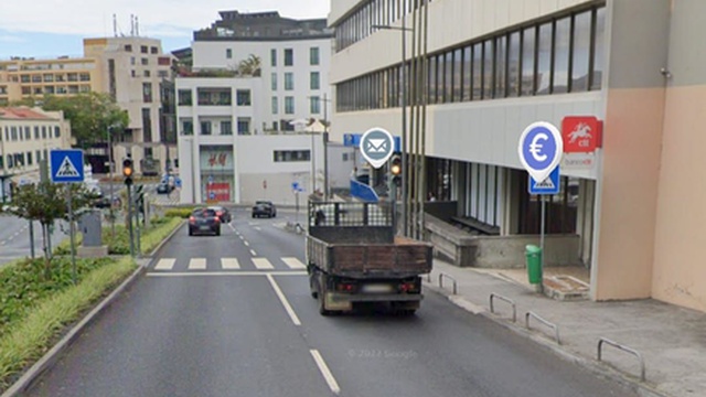 Mulher atropelada junto à faixa de pedestres no Funchal