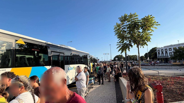 Nuova fermata al Pelourinho debutta con autobus in fila e passeggeri persi