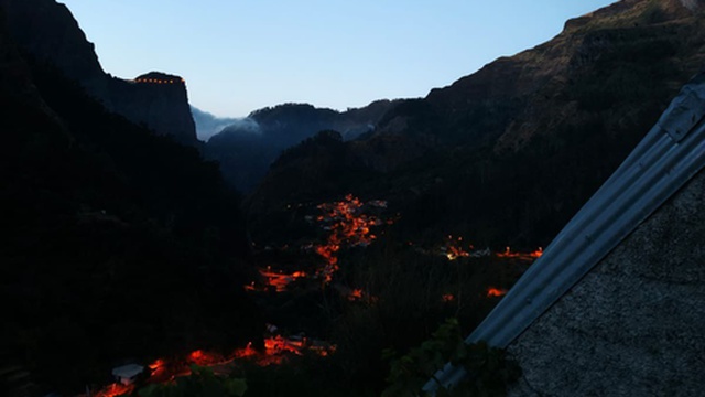 Brand in Lugar da Serra mobilisiert fünf Feuerwehren und einen Hubschrauber
