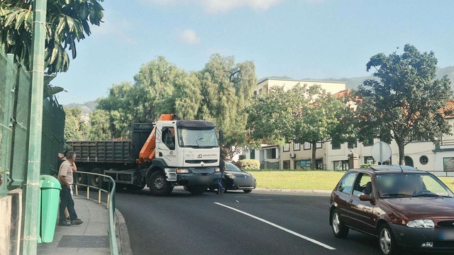 Collision entre un véhicule léger et un poids lourd près de l'école 'Horácio Bento'