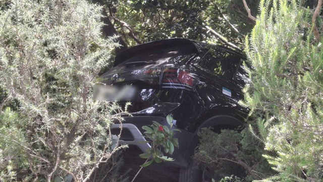 Auto fährt am Fanal von der Straße ab