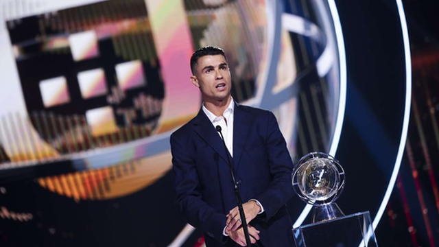 Ronaldo recebe Globo Prestígio em cerimónia que distinguiu selecções vencedoras