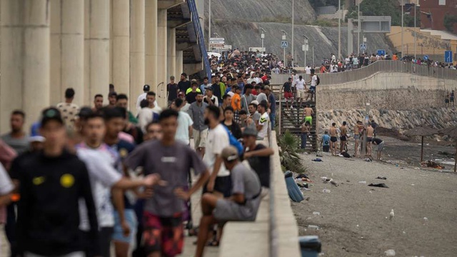 I residenti tornano nelle strade di Ceuta, questa volta contro i centri di detenzione per i migranti